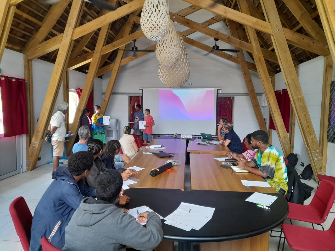 Eleves du college Shea Tiaou à la mairie d'ouvea